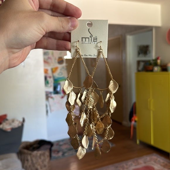 Mia Collection Gold Leaf Dangle Earrings Costume - Picture 4 of 4